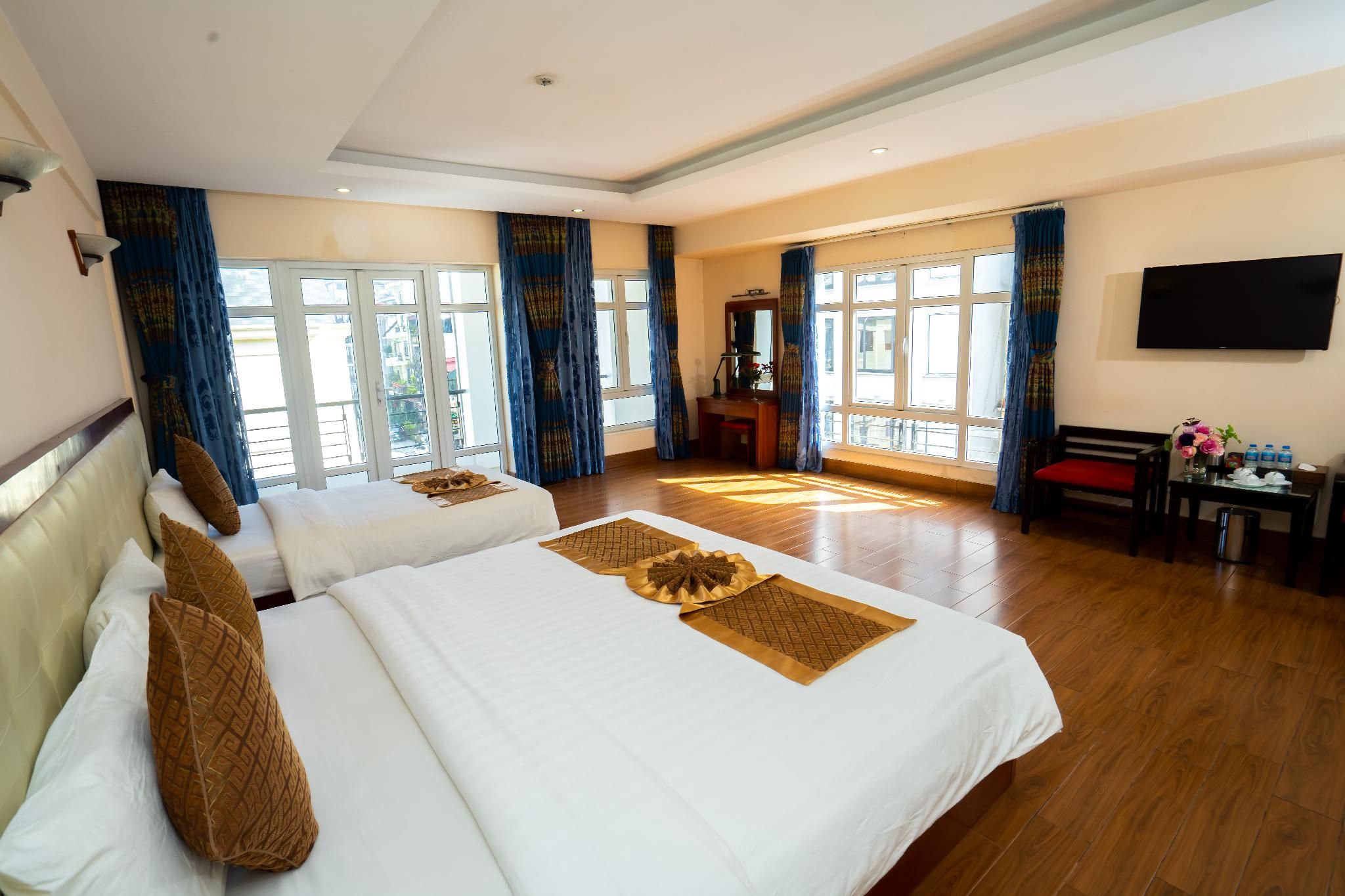 Family Queen Room with 3 Windows