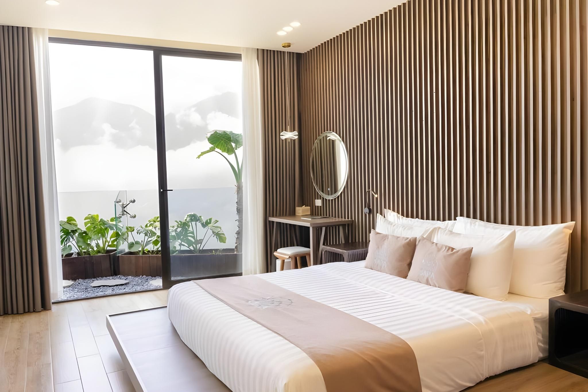 Deluxe Mountain View Room with Balcony