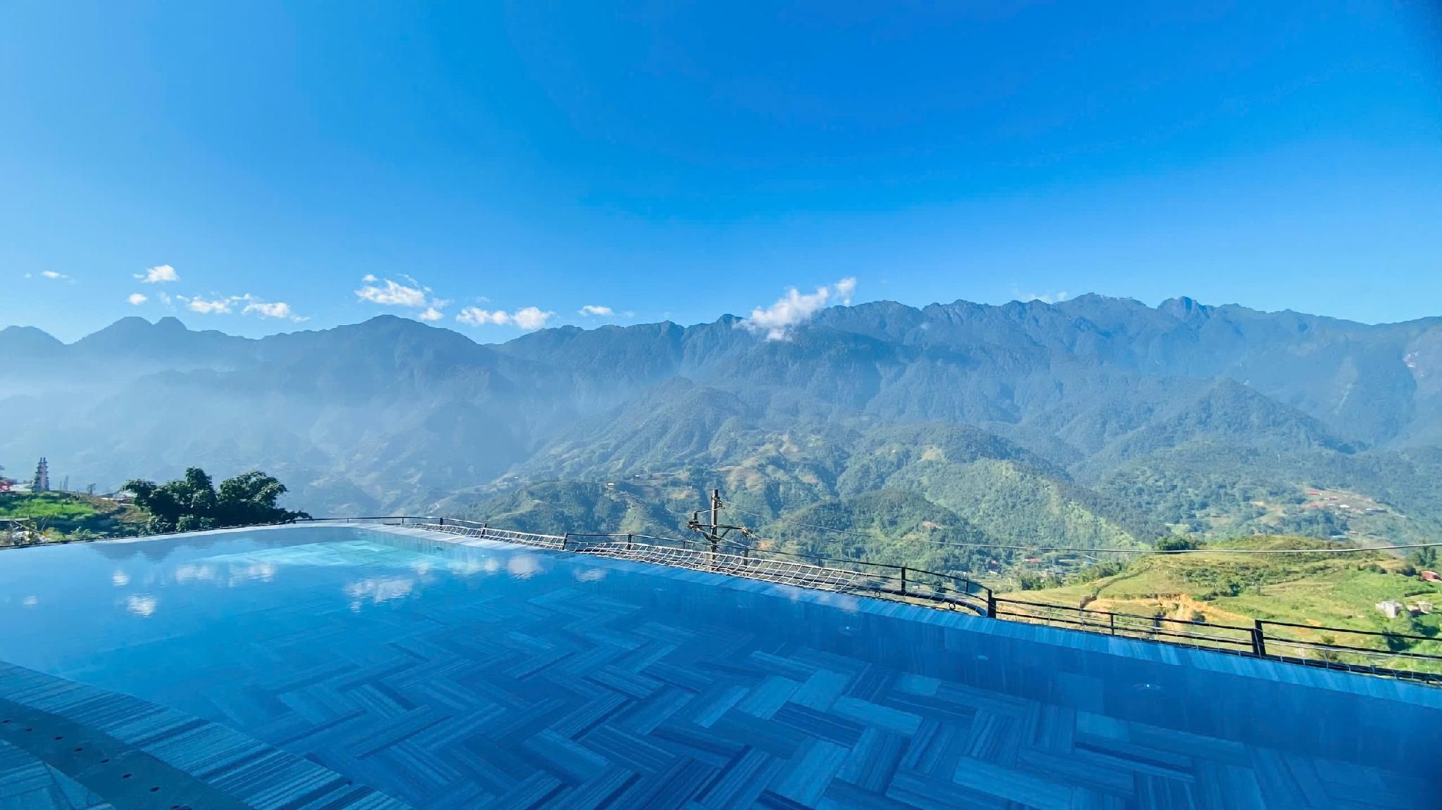 swimming pool [outdoor]