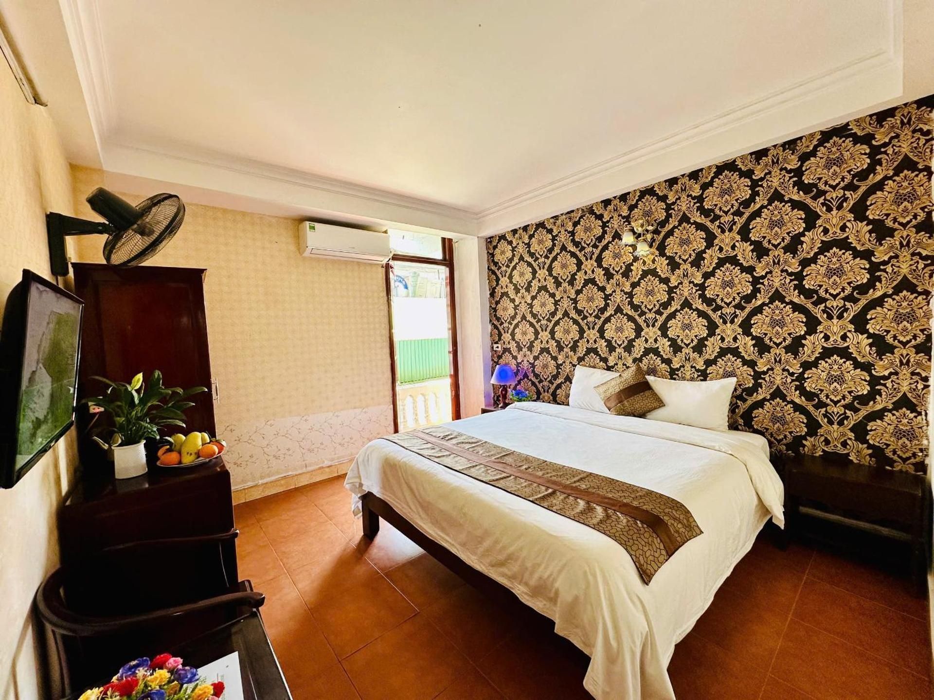 Deluxe Room (2 Adults + 1 Child)