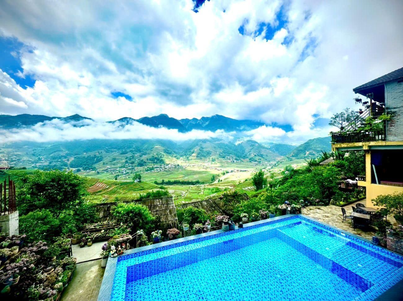 swimming pool [outdoor]