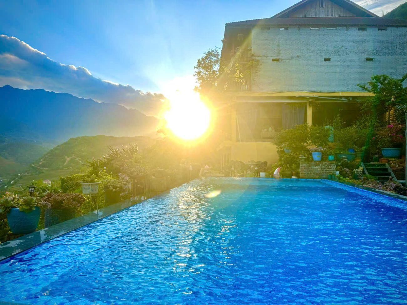 swimming pool [outdoor]