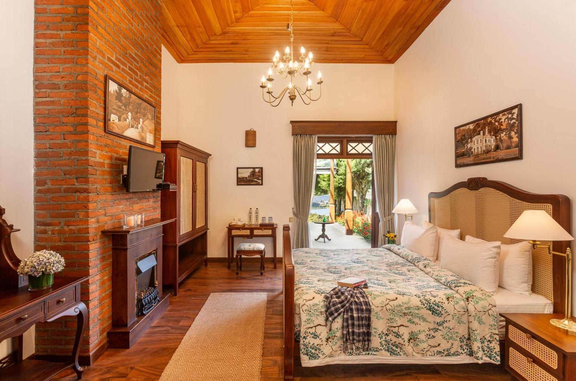 W15 Lake Gregory Deluxe Lake View