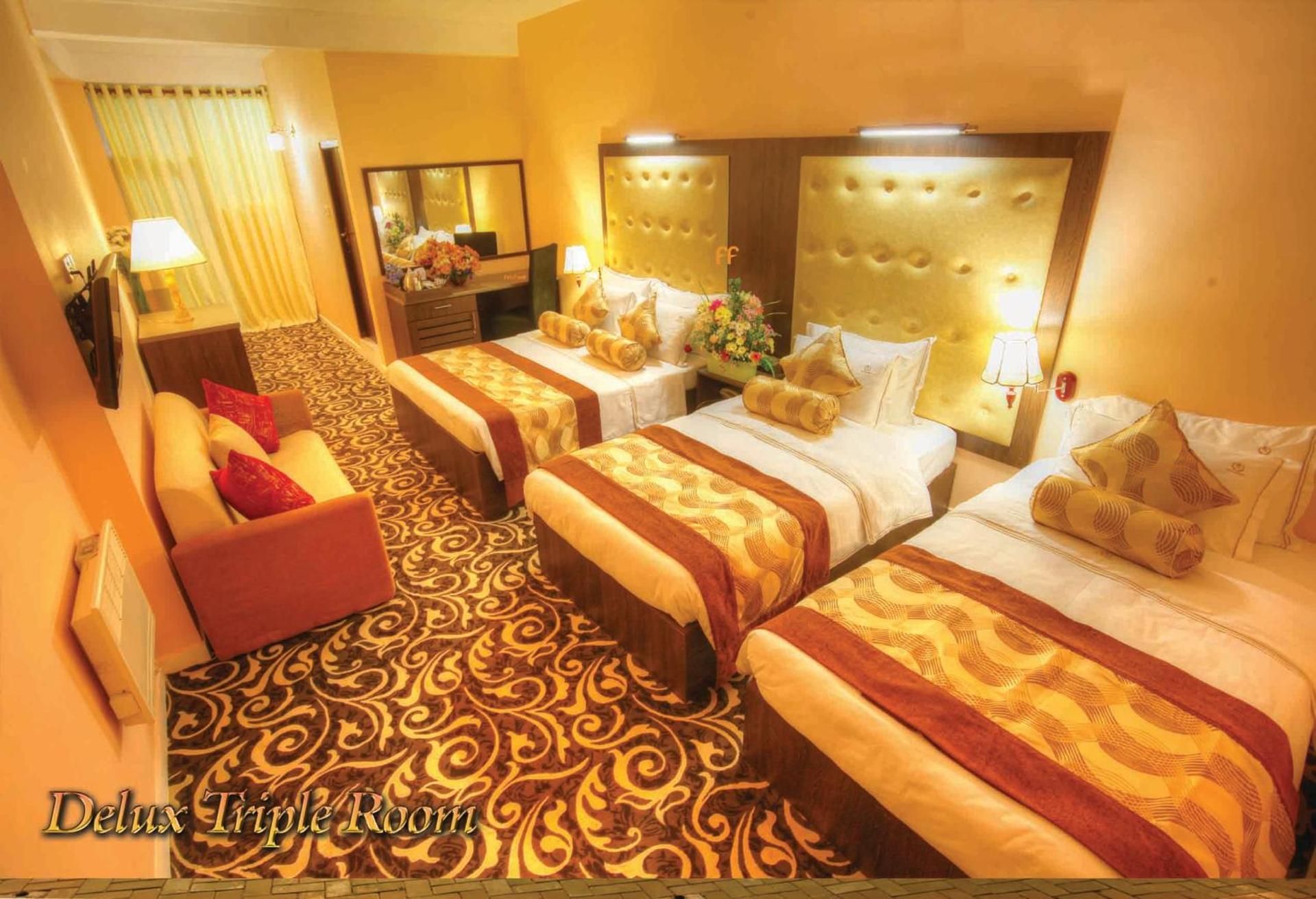 The Queensburry City Hotel Deluxe Triple Room