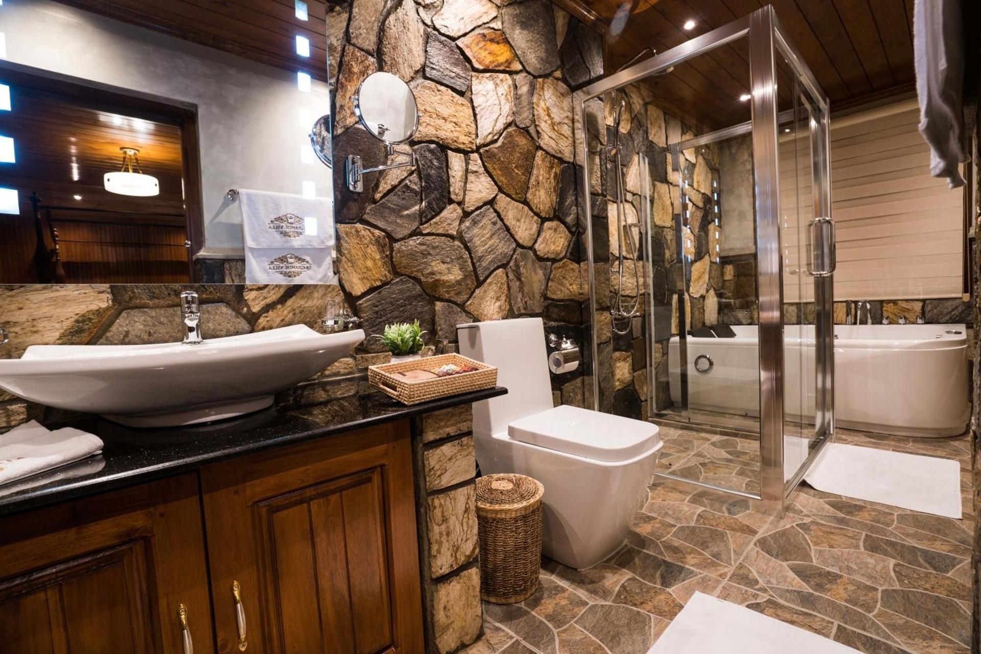 Deluxe Suite with Bathtub