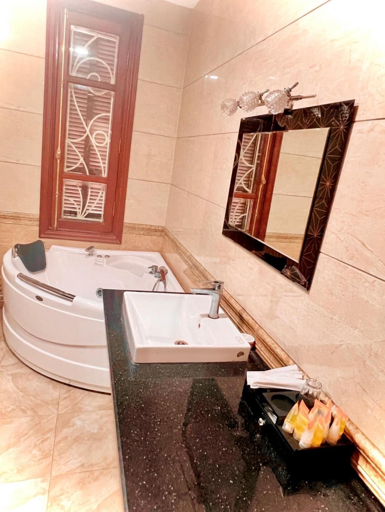 Deluxe suite hot tub