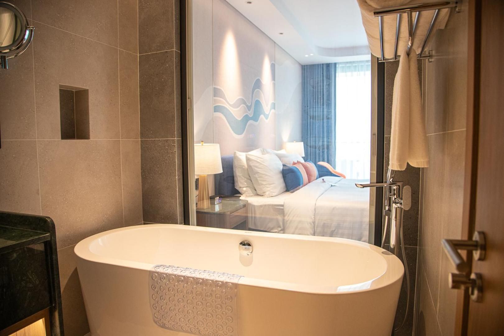 Deluxe Hill View King Room