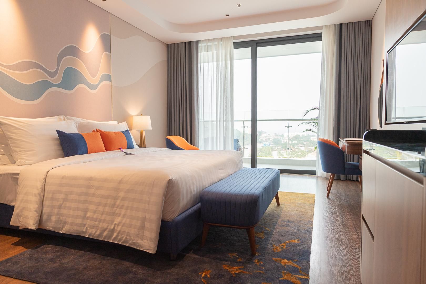 Deluxe Hill View King Room