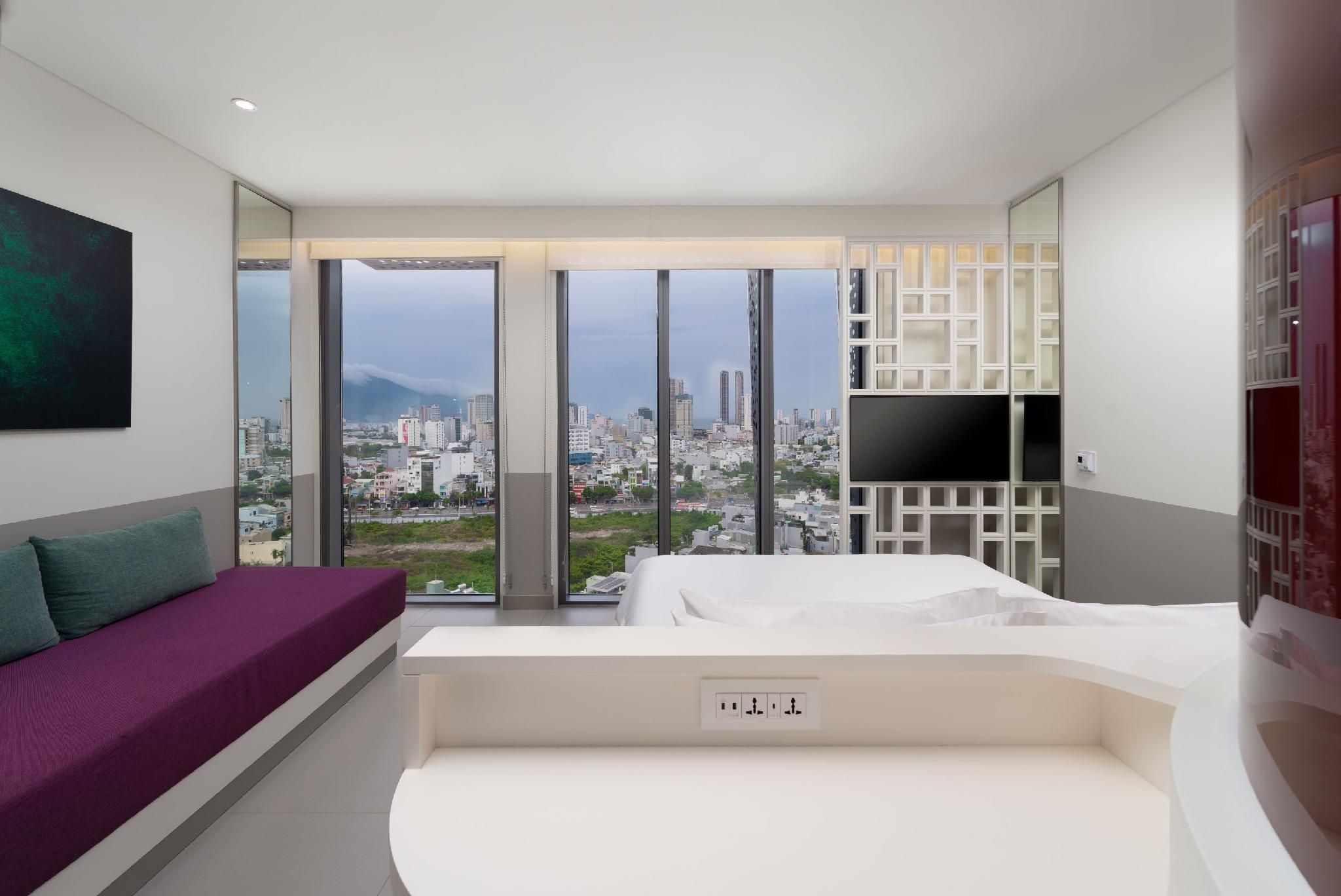 Family Room - 1 Single Bed and 1 Queen Bed