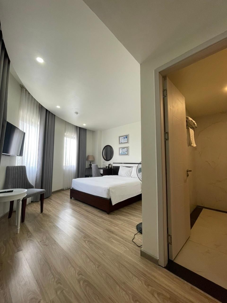 Standard - 1 Bed, Double Partial City View, Non-Smoking
