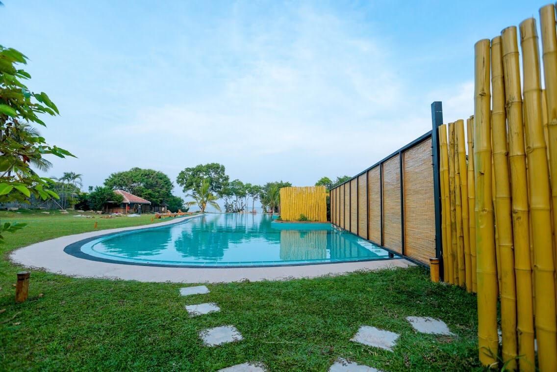 swimming pool [outdoor]