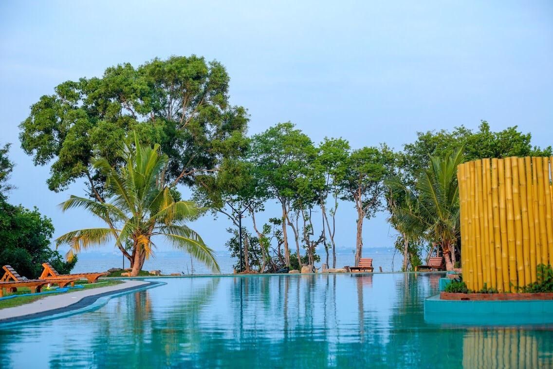 swimming pool [outdoor]