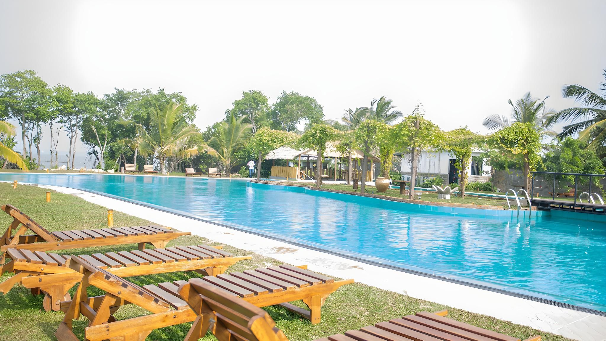 swimming pool [outdoor]