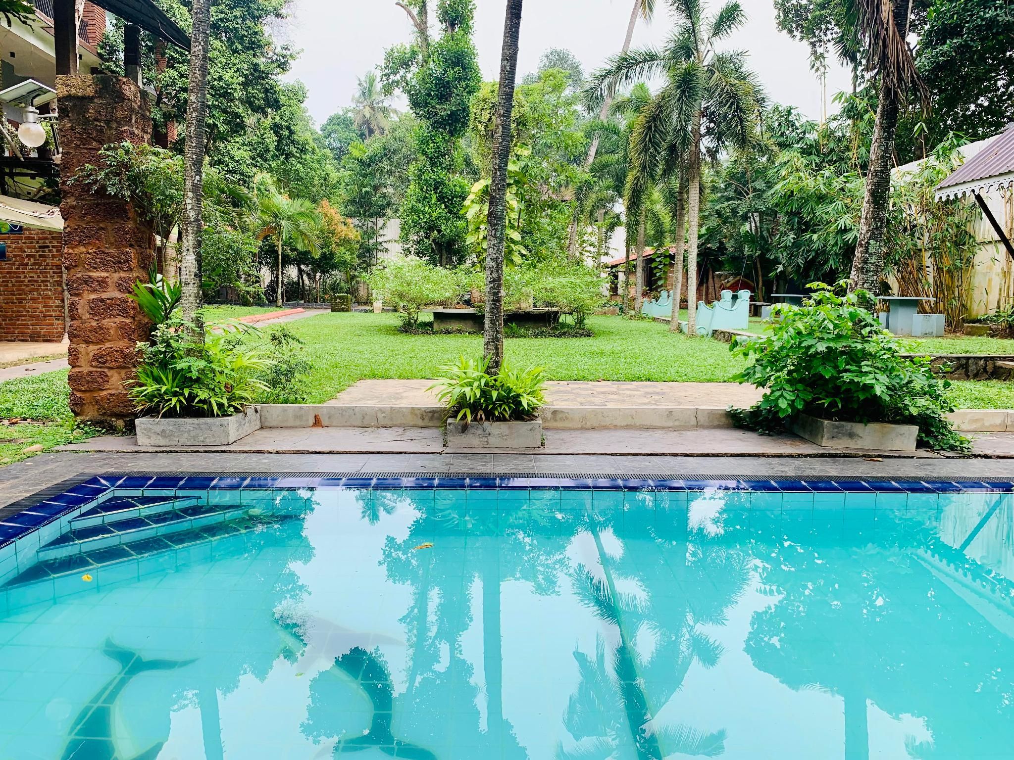 swimming pool [outdoor]