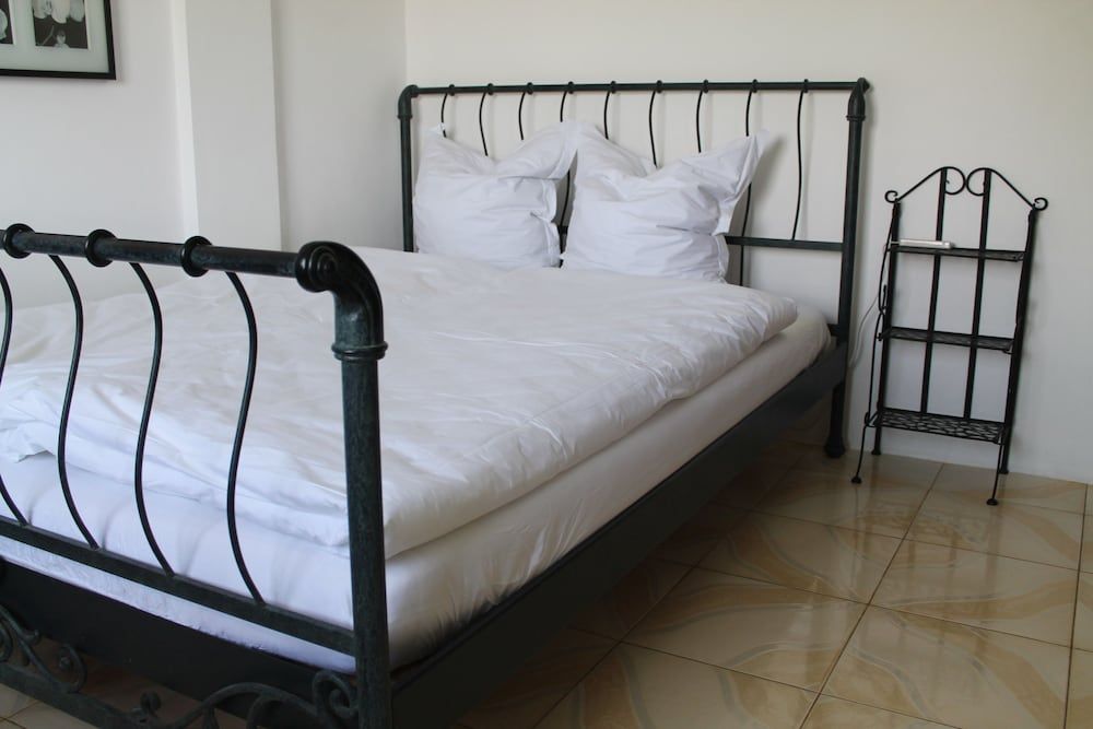 Room ( 3 )