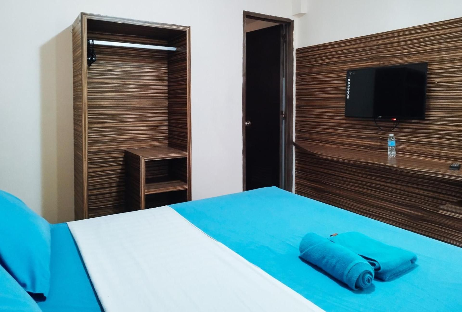 RedDoorz @ Sir G Hotel D'Mall Boracay Deluxe Room 3