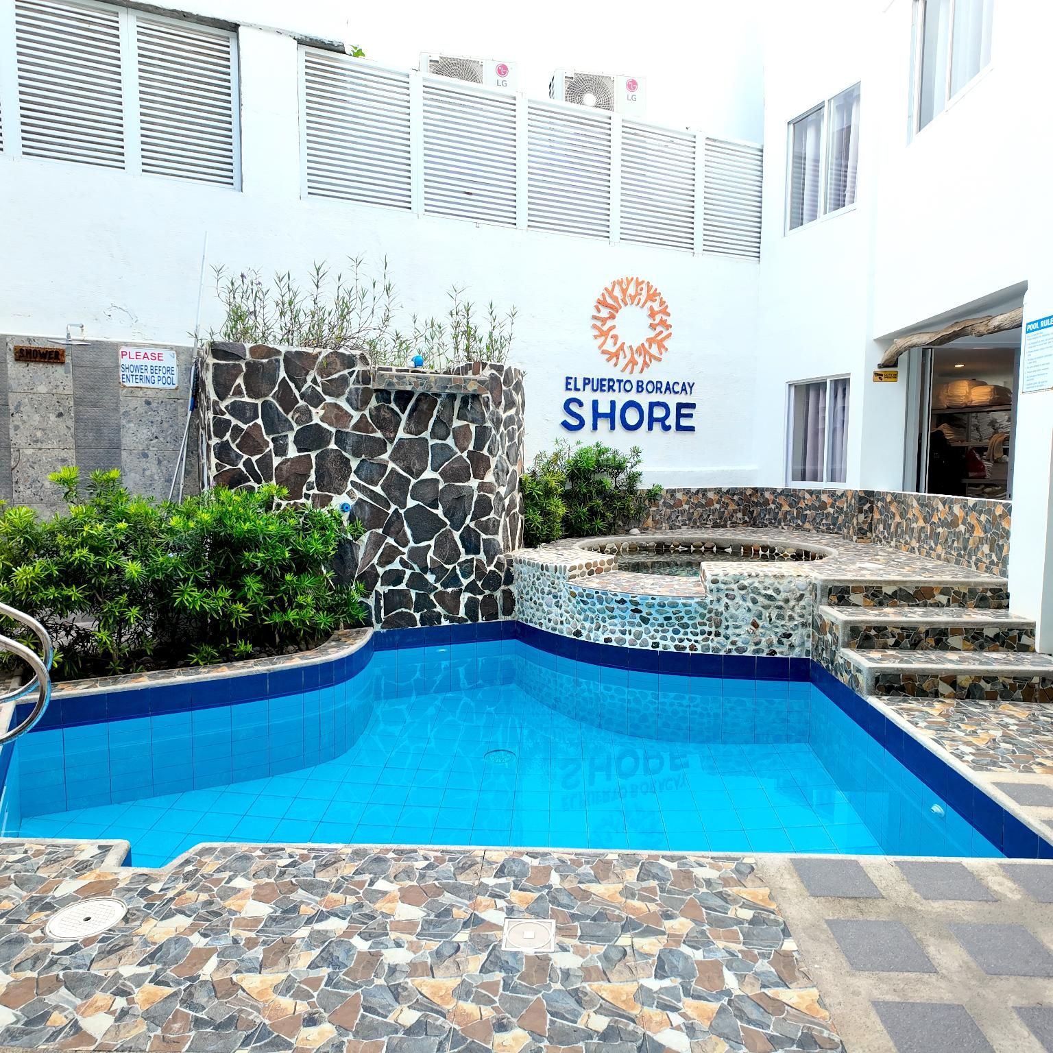 swimming pool [outdoor]