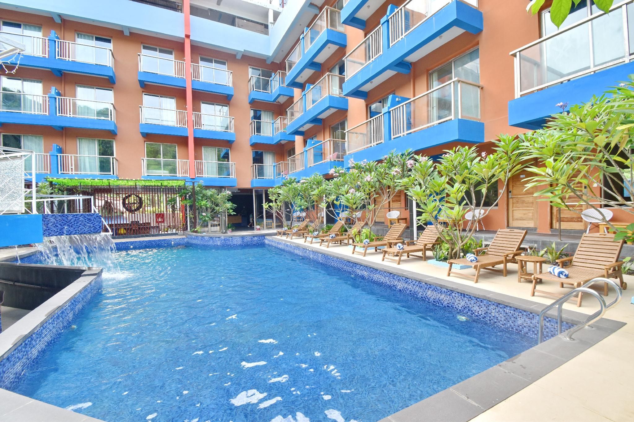 swimming pool [outdoor]