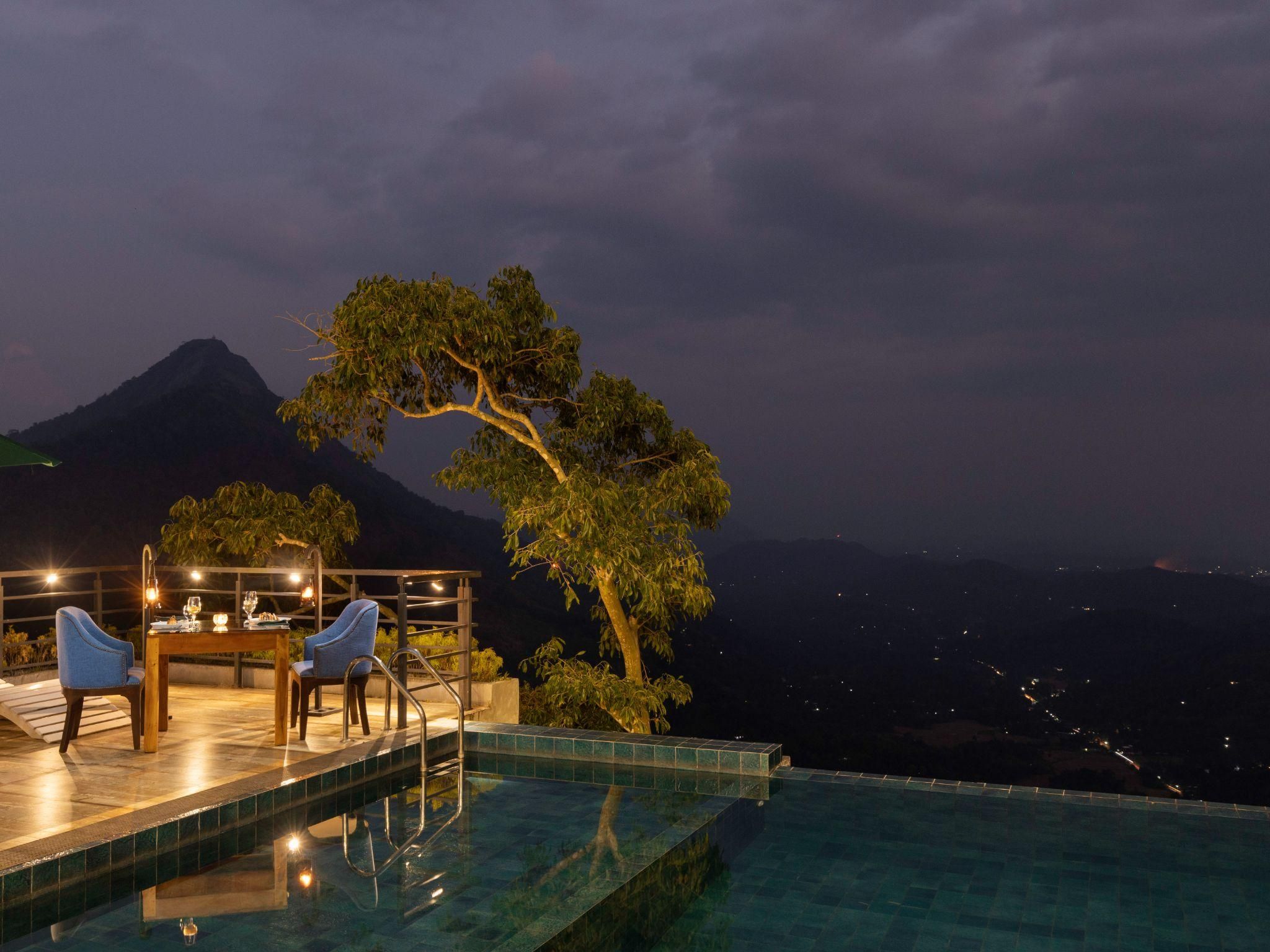 swimming pool [outdoor]