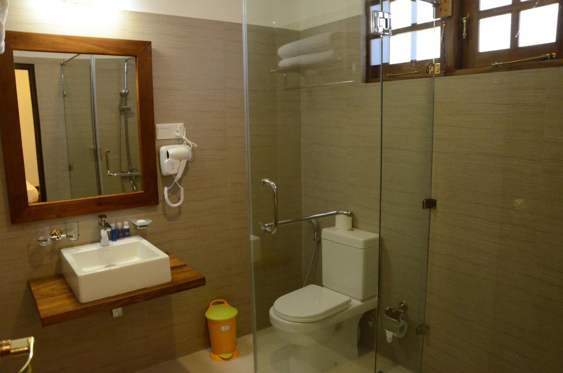 Heaven Seven Kandy Hotel Deluxe Double Room 3