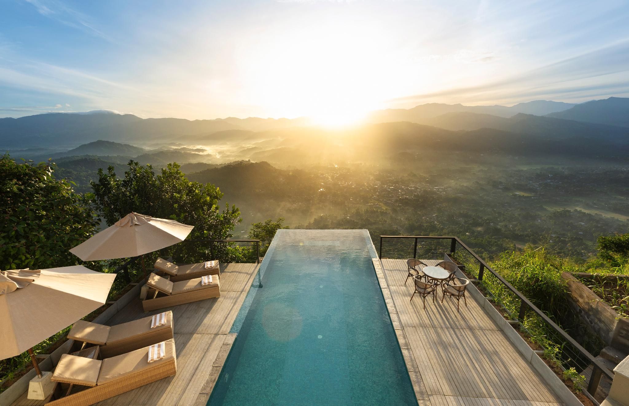 swimming pool [outdoor]