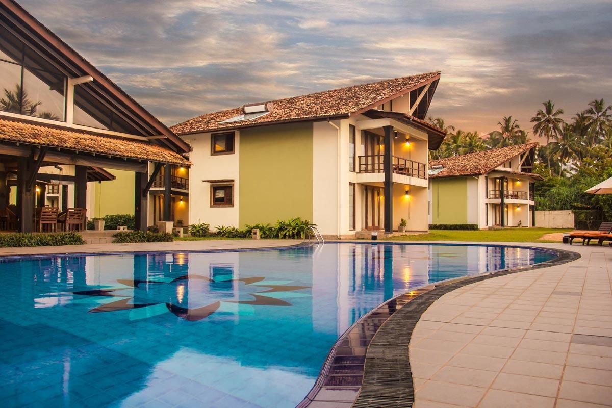 swimming pool [outdoor]