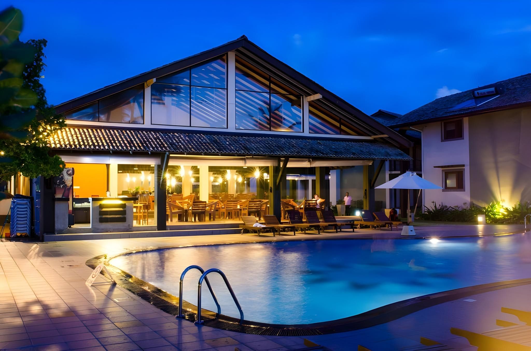 swimming pool [outdoor]