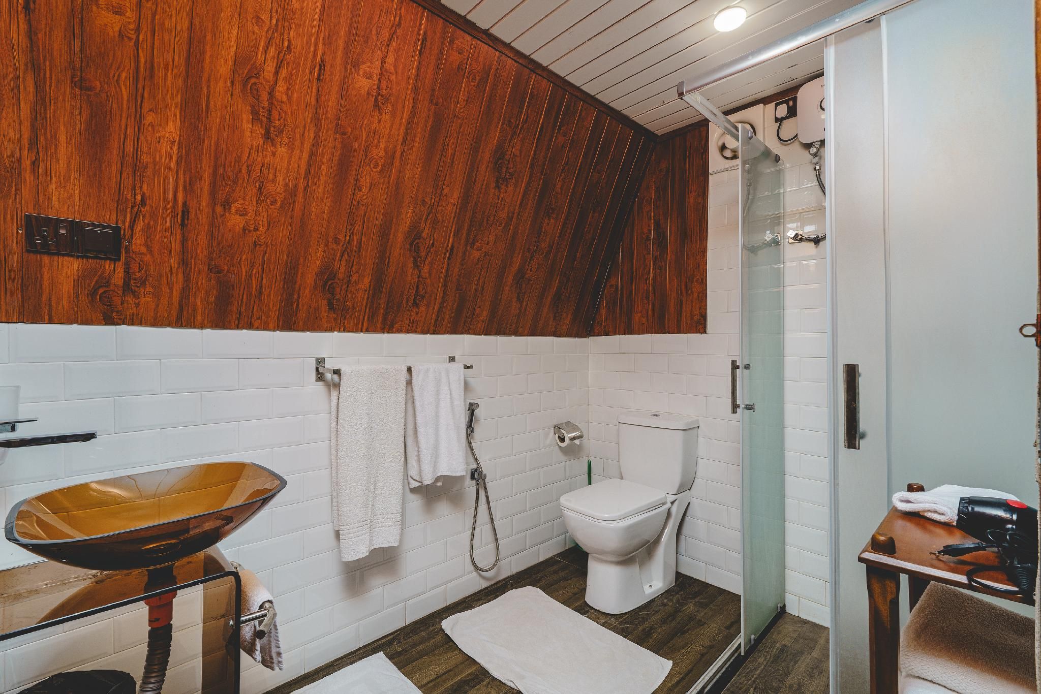 Cottage with Balcony