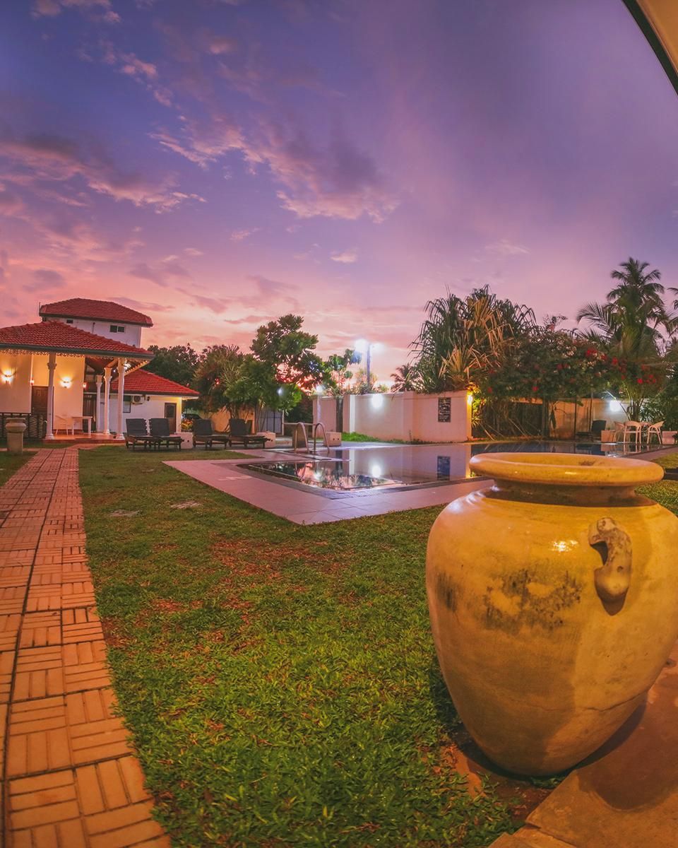 swimming pool [outdoor]