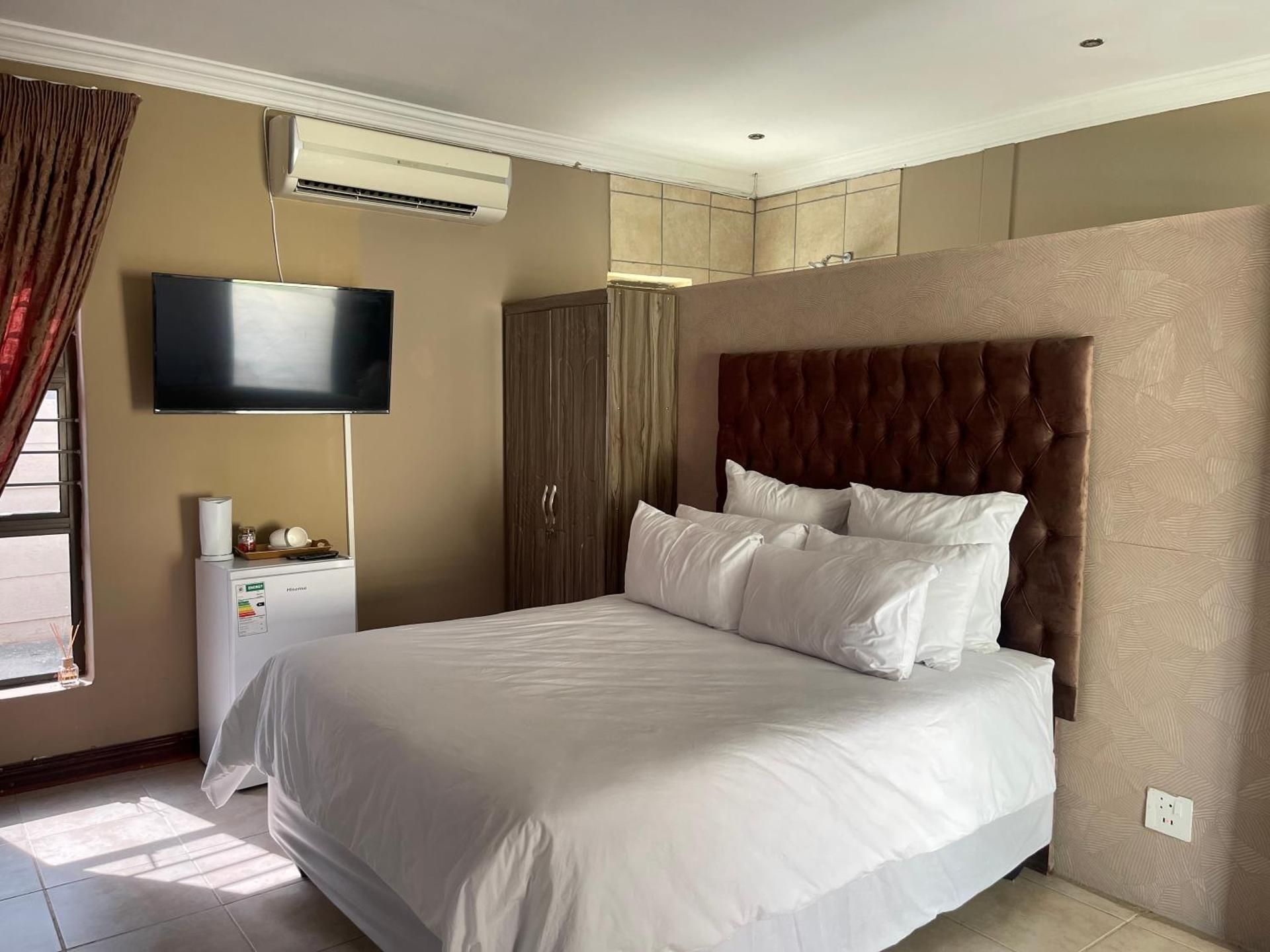 Queen Room with Pool View