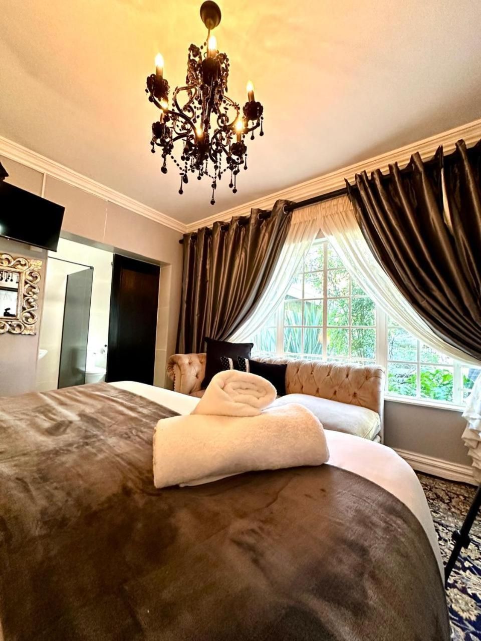 Queen Room with Garden View