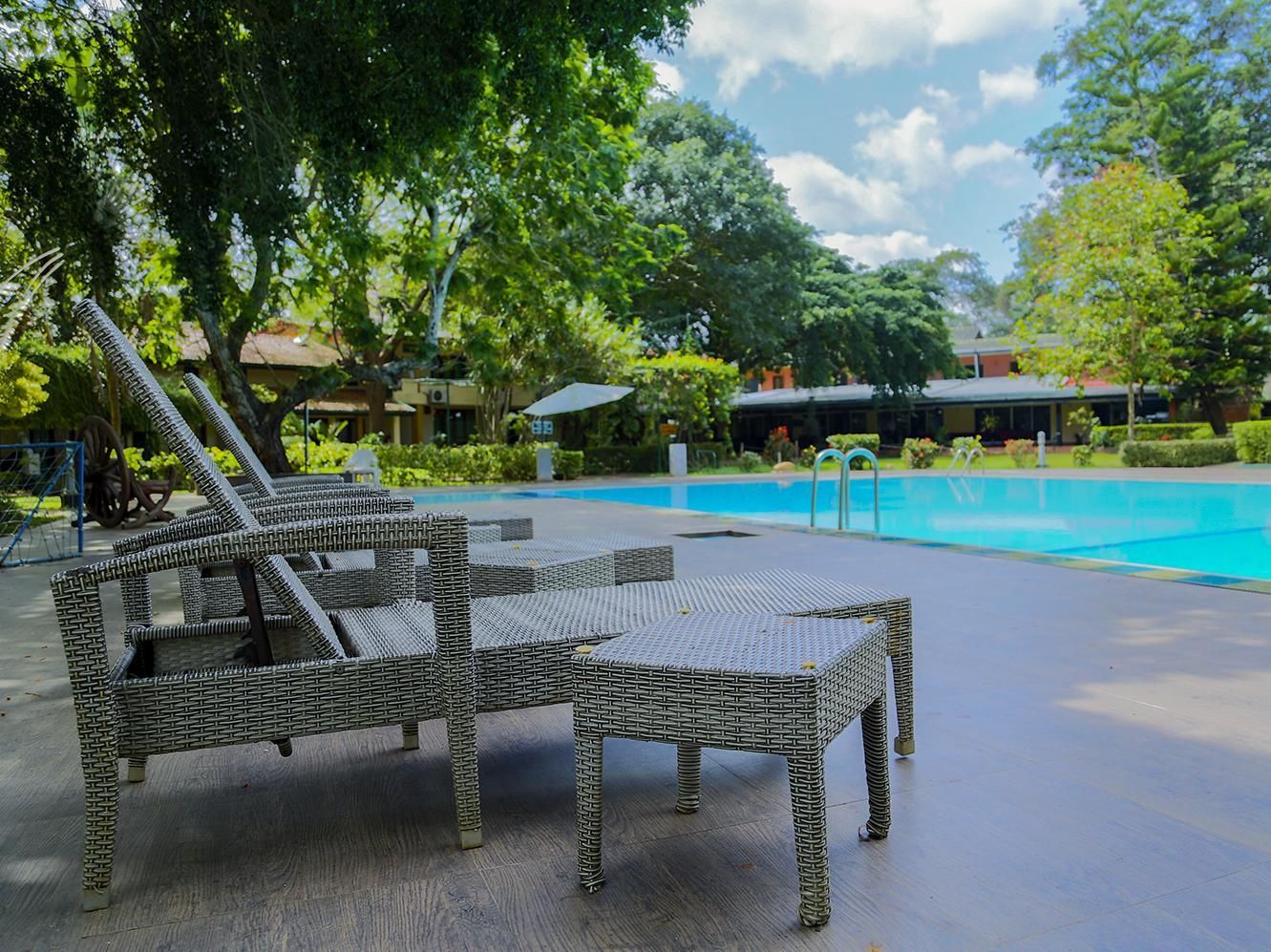 swimming pool [outdoor]