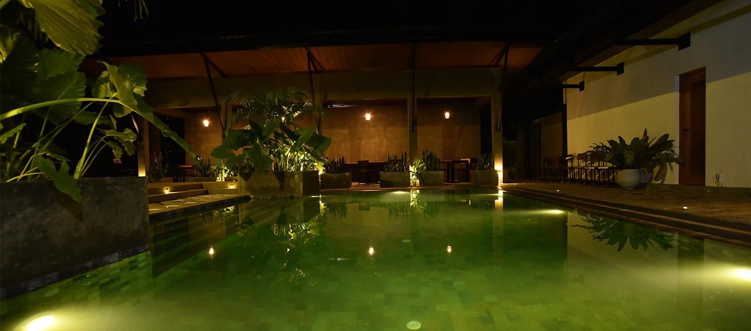 swimming pool [outdoor]