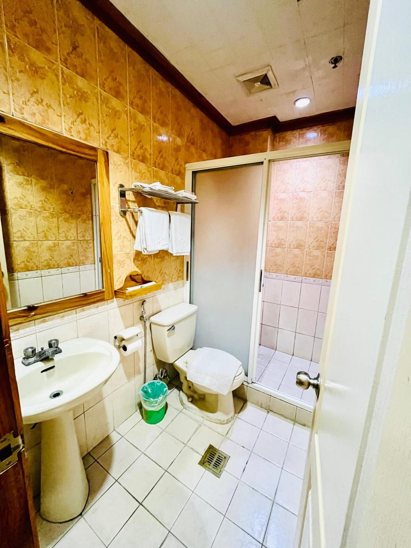 Ridgewood Hotel Twin Room 2