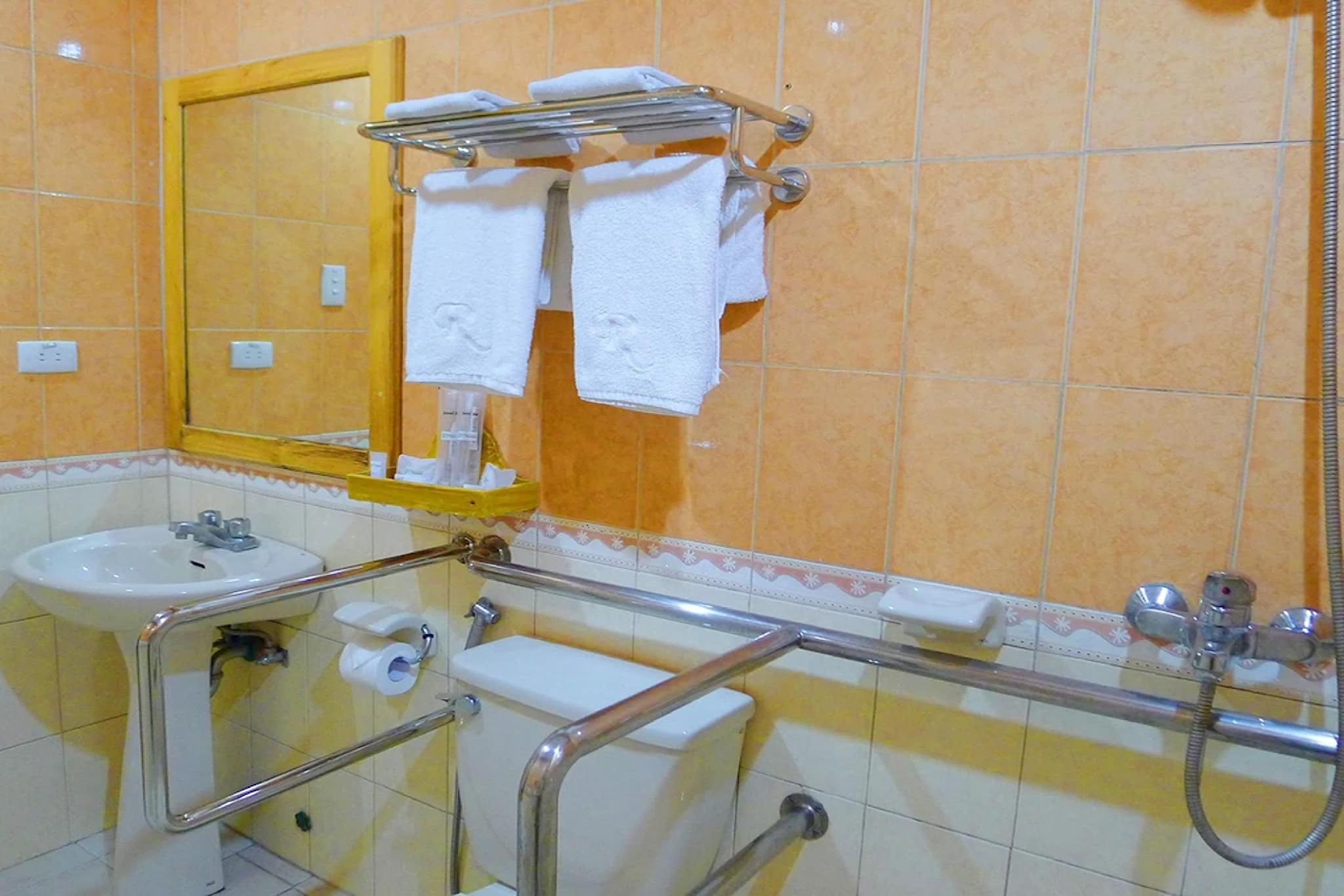 Ridgewood Hotel Deluxe Twin Room B 3