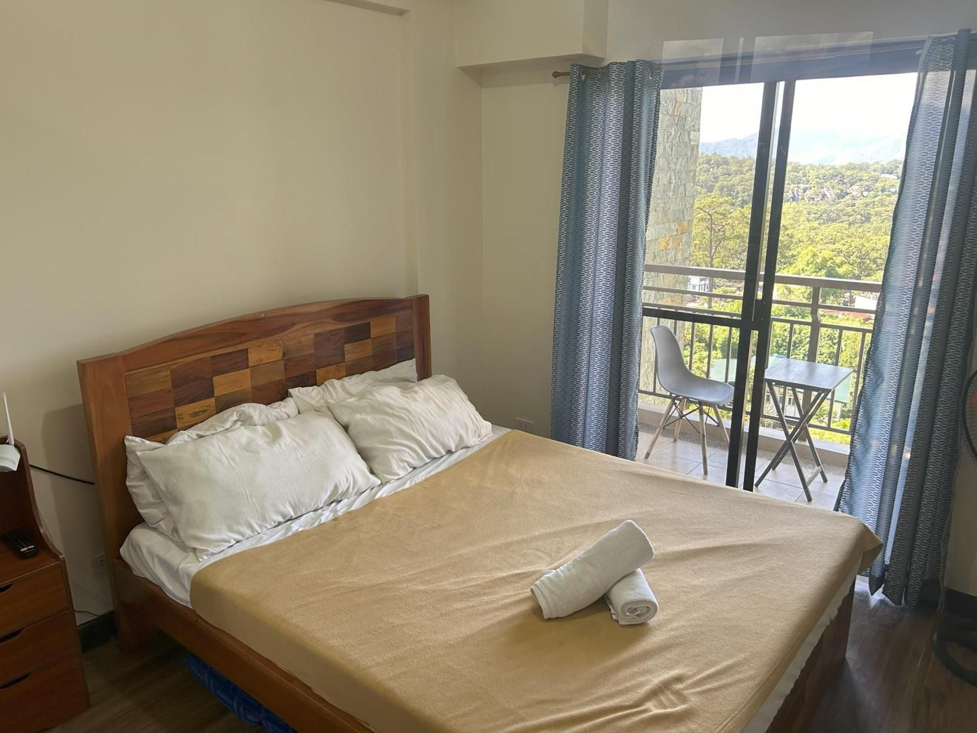 Apartment with Mountain View