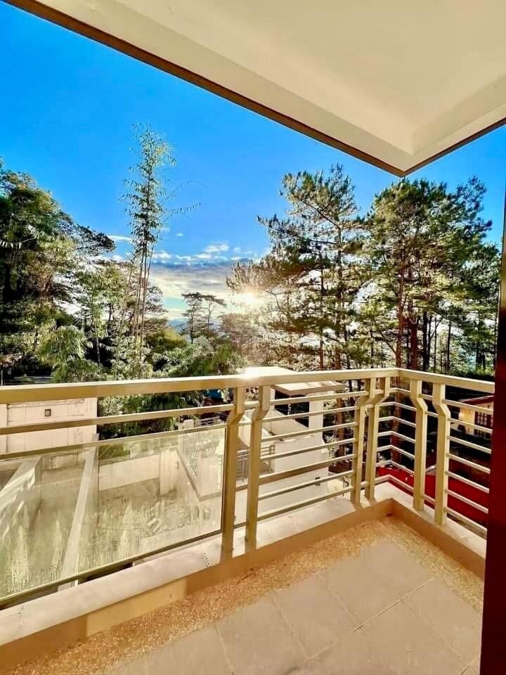 Suite with Mountain View
