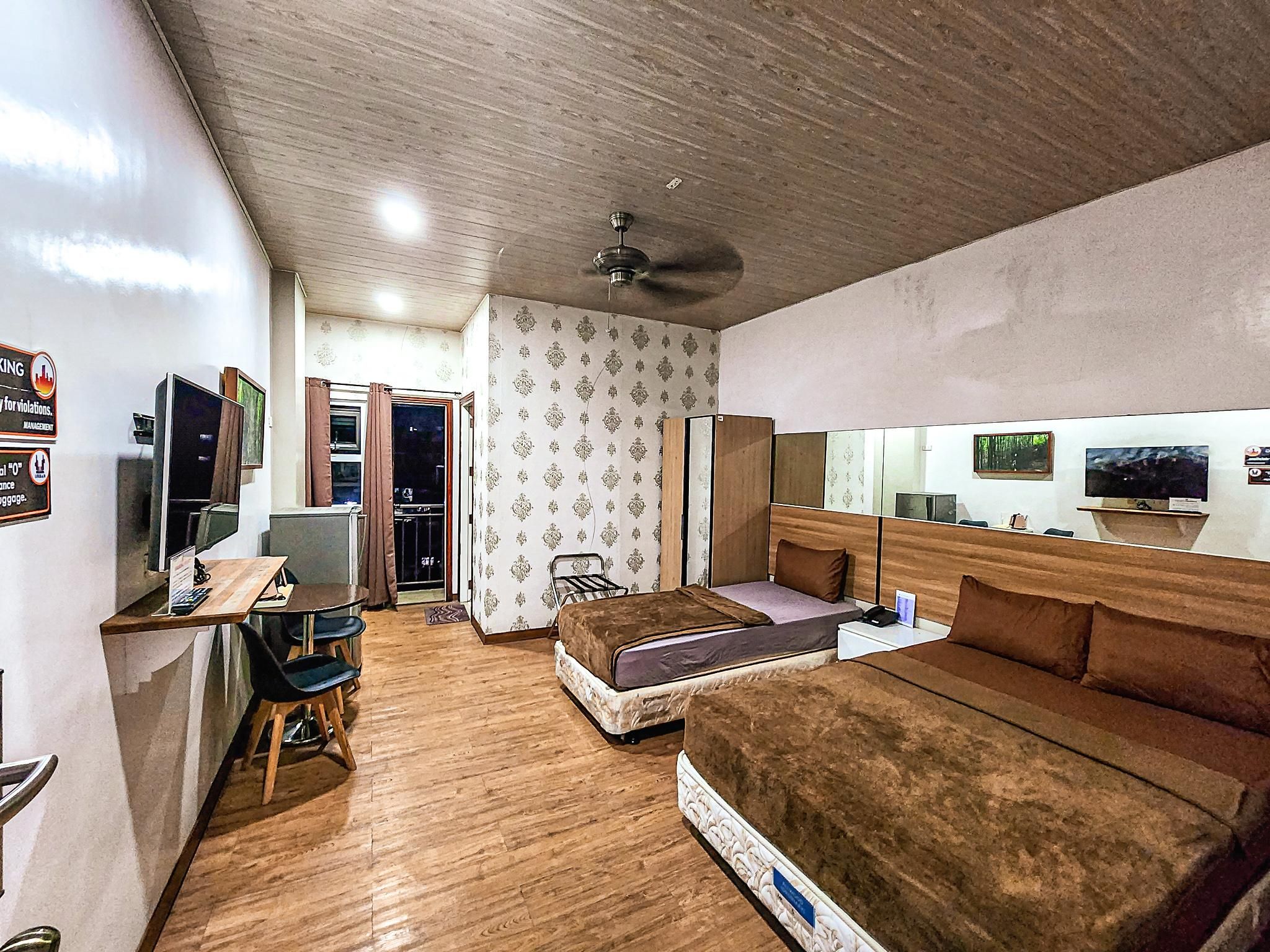 Deluxe Triple Room with balcony