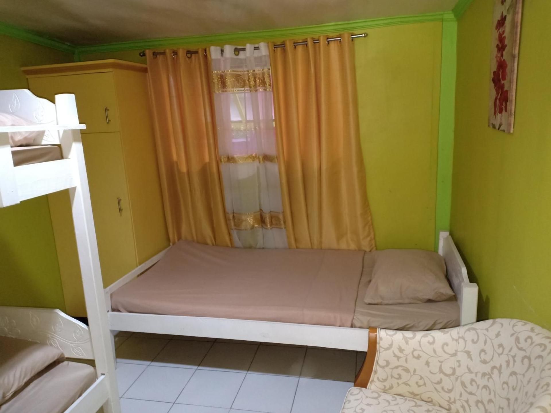 Basic Triple Room with Shared Bathroom