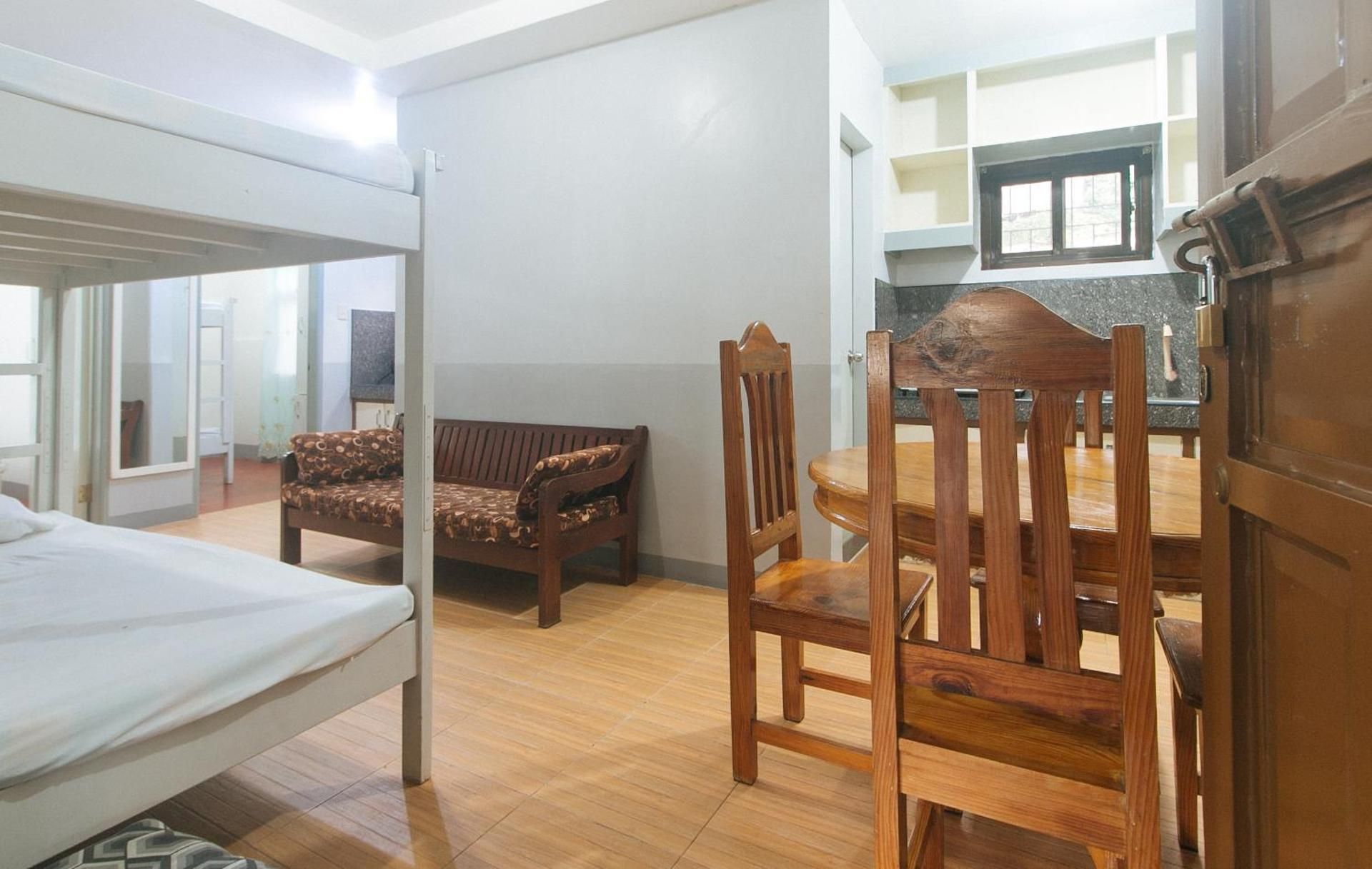 Single Bed in Mixed Dormitory Room