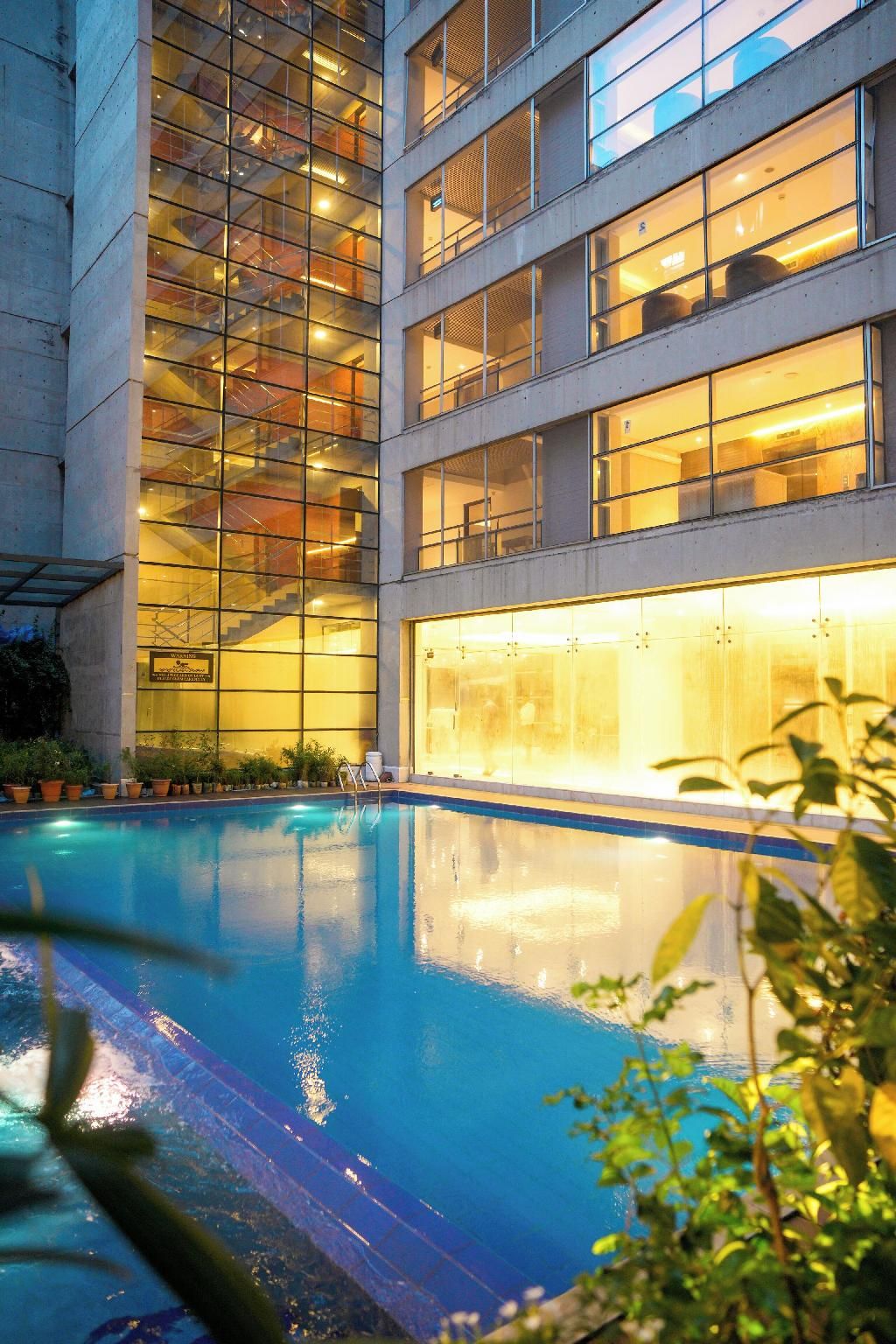 swimming pool [outdoor]