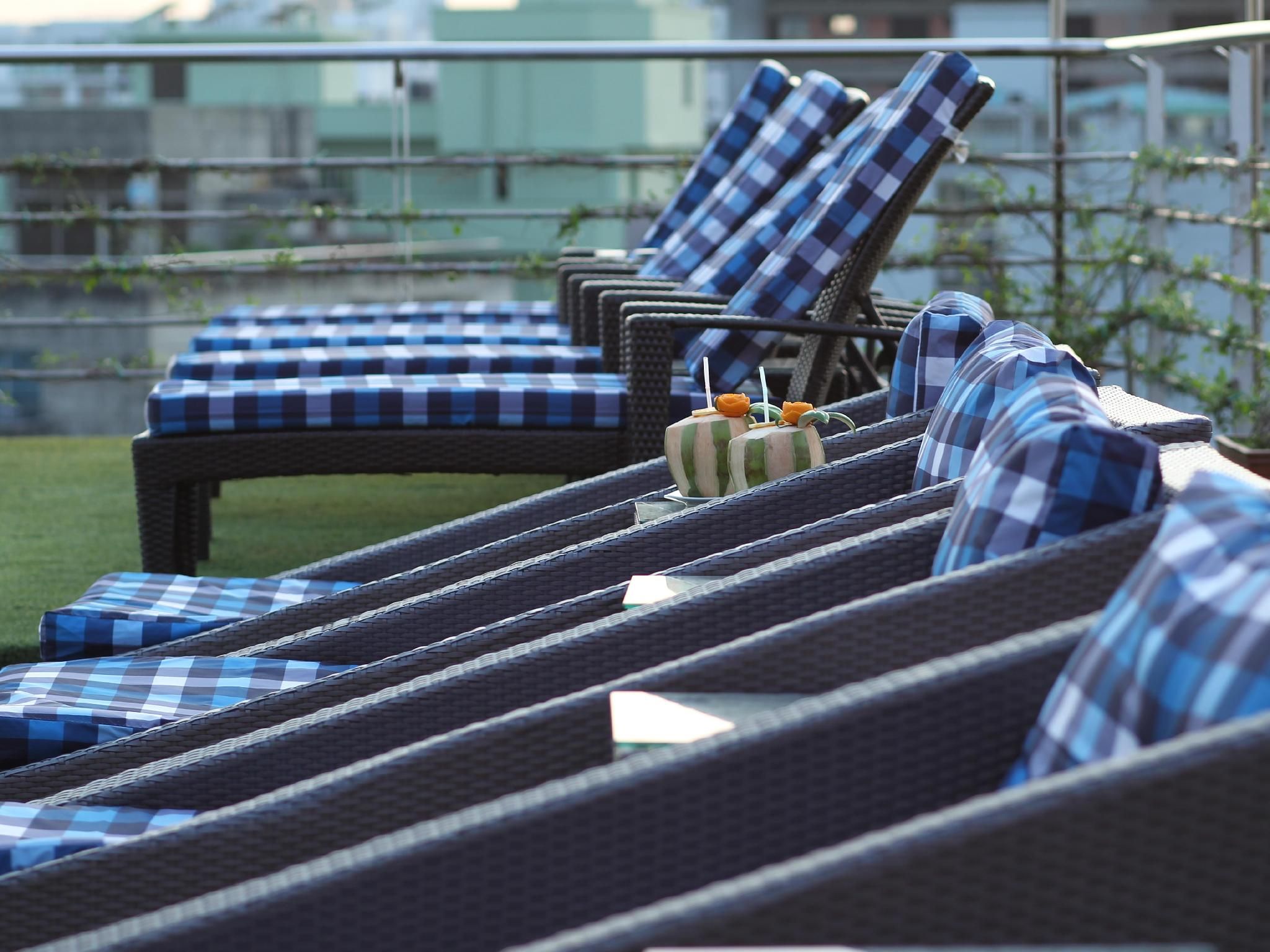 swimming pool [outdoor]