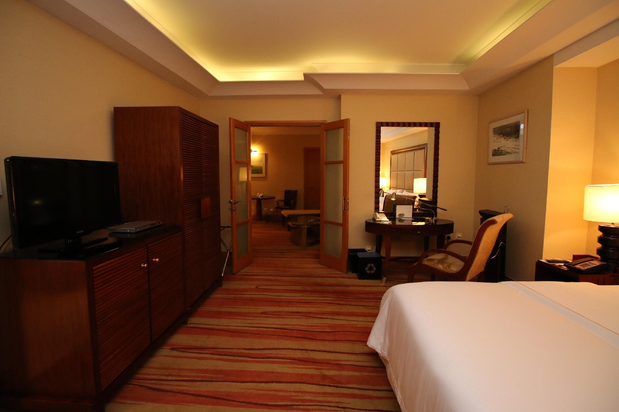 Executive Suite, 1 King, City view, Poolside