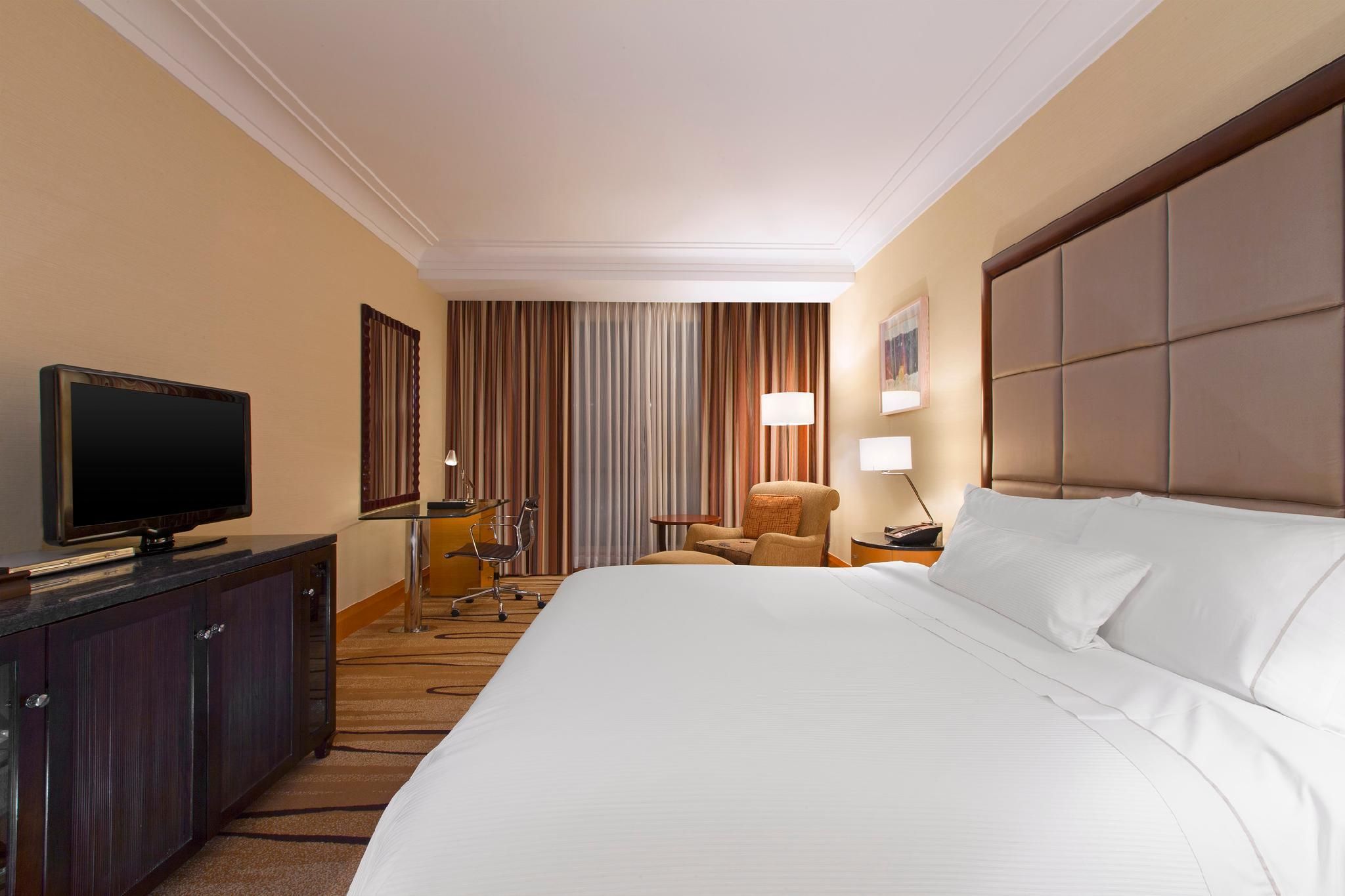 Executive Club Twin Room, Club level, Guest room, 2 Twin, City view, Pool access, Poolside