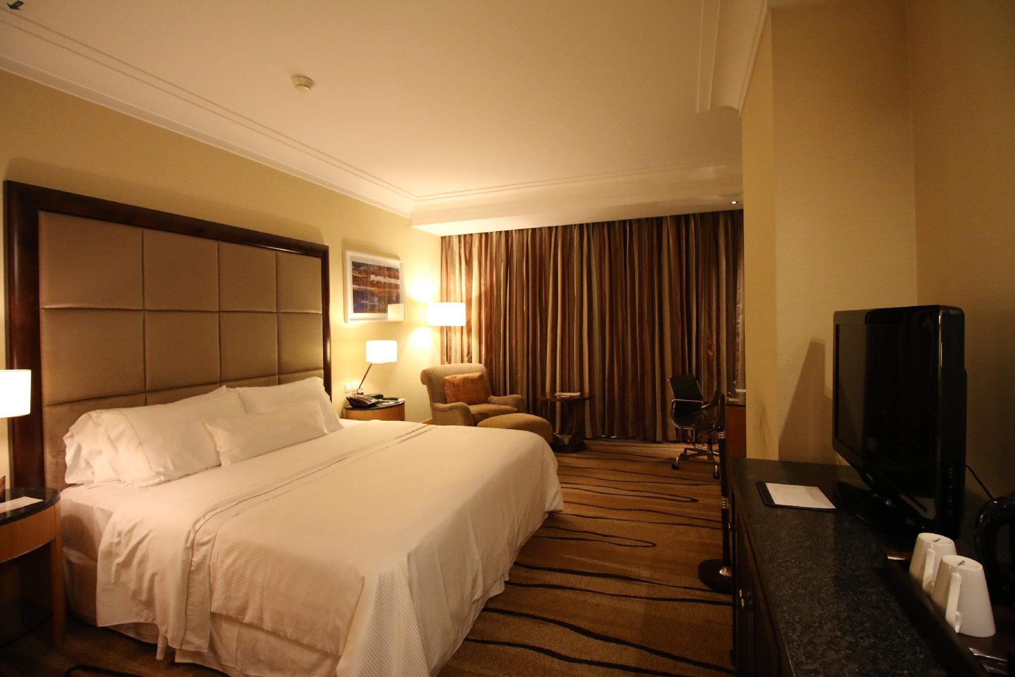 Executive Club Twin Room, Club level, Guest room, 2 Twin, City view, Pool access, Poolside