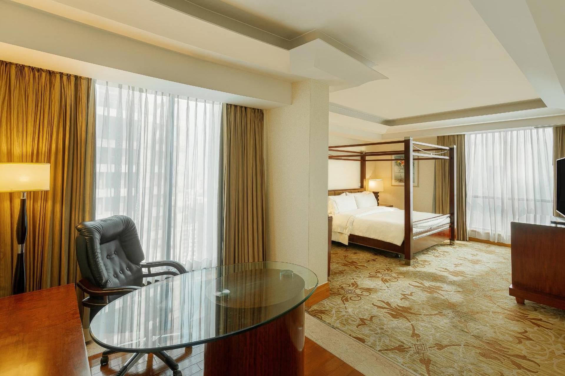 Presidential Suite, 1 King, Sofa bed, City view, Poolside