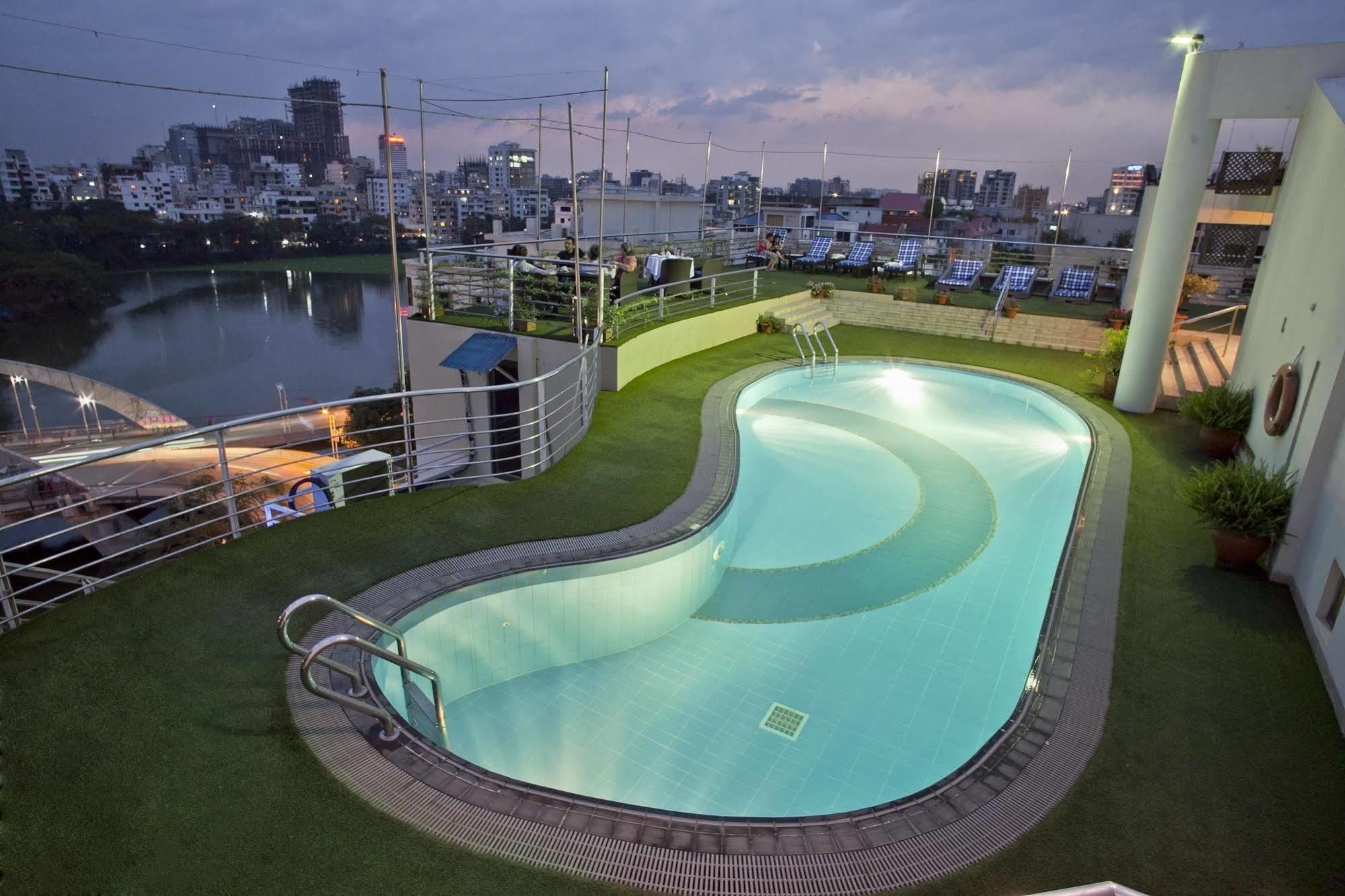 swimming pool [outdoor]