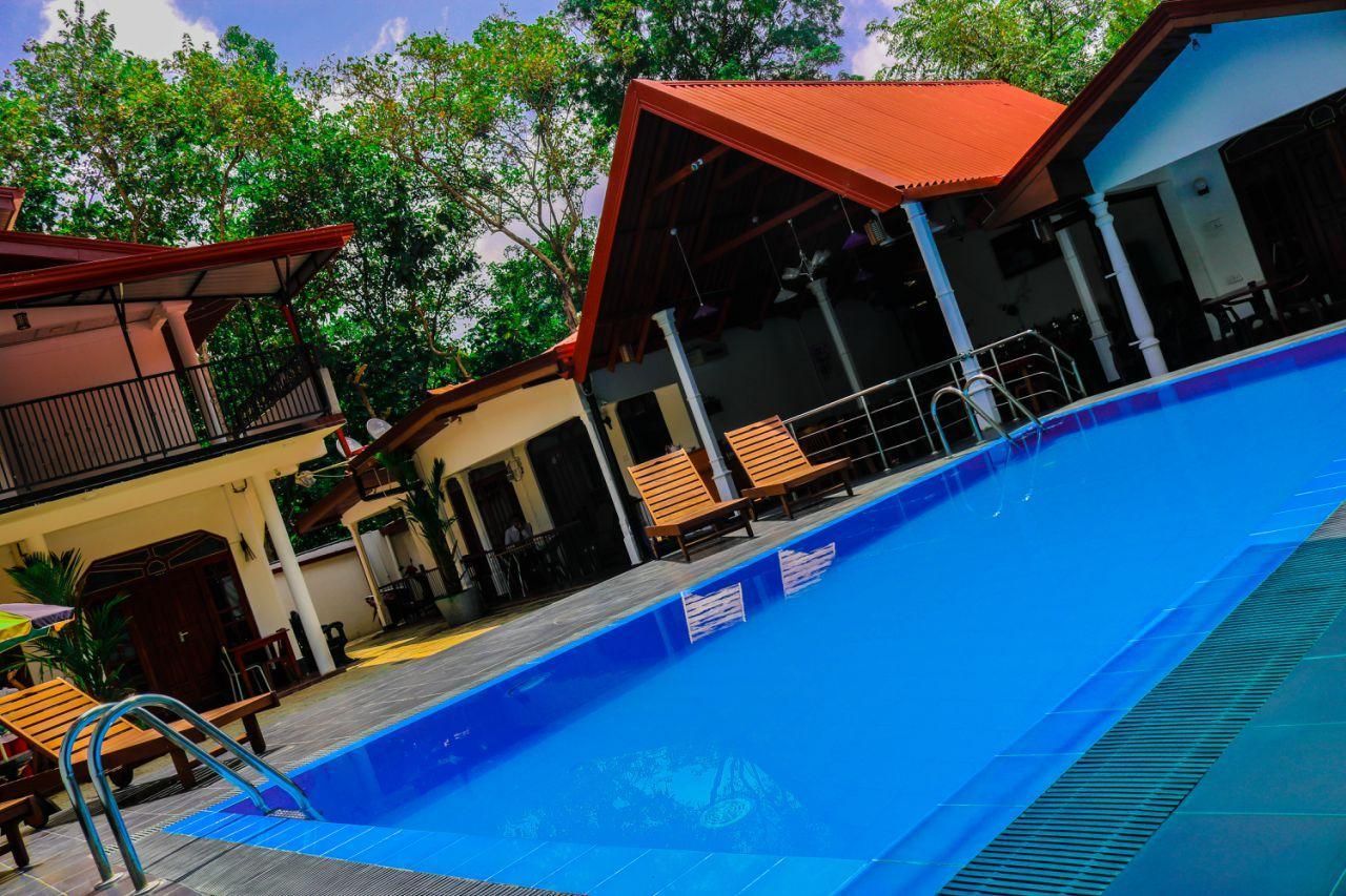 swimming pool [outdoor]