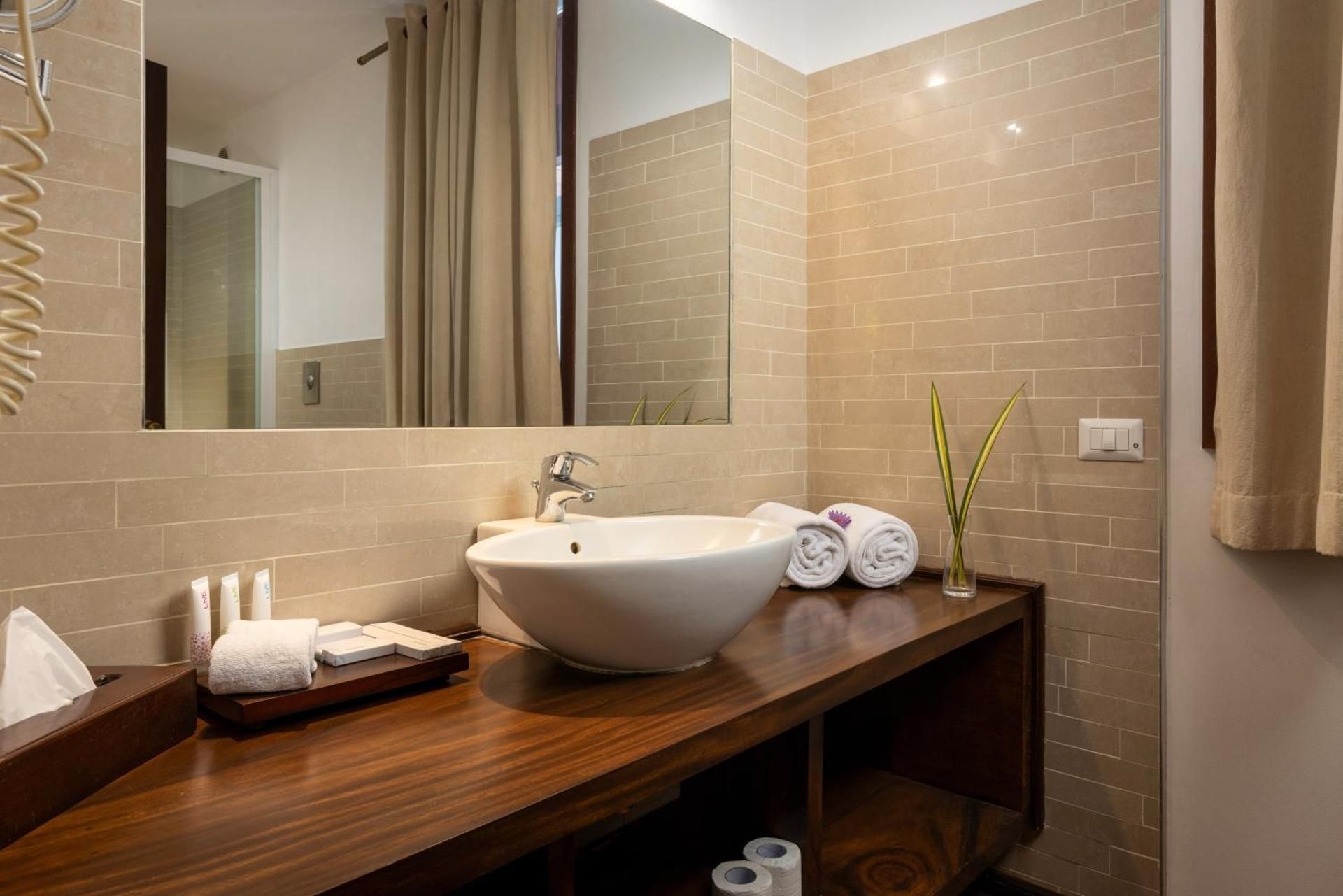 Deluxe Room with Special Complimentary Sri Lankan Dinner at Mud Hut and Ayurveda Spa treatment per reservation
