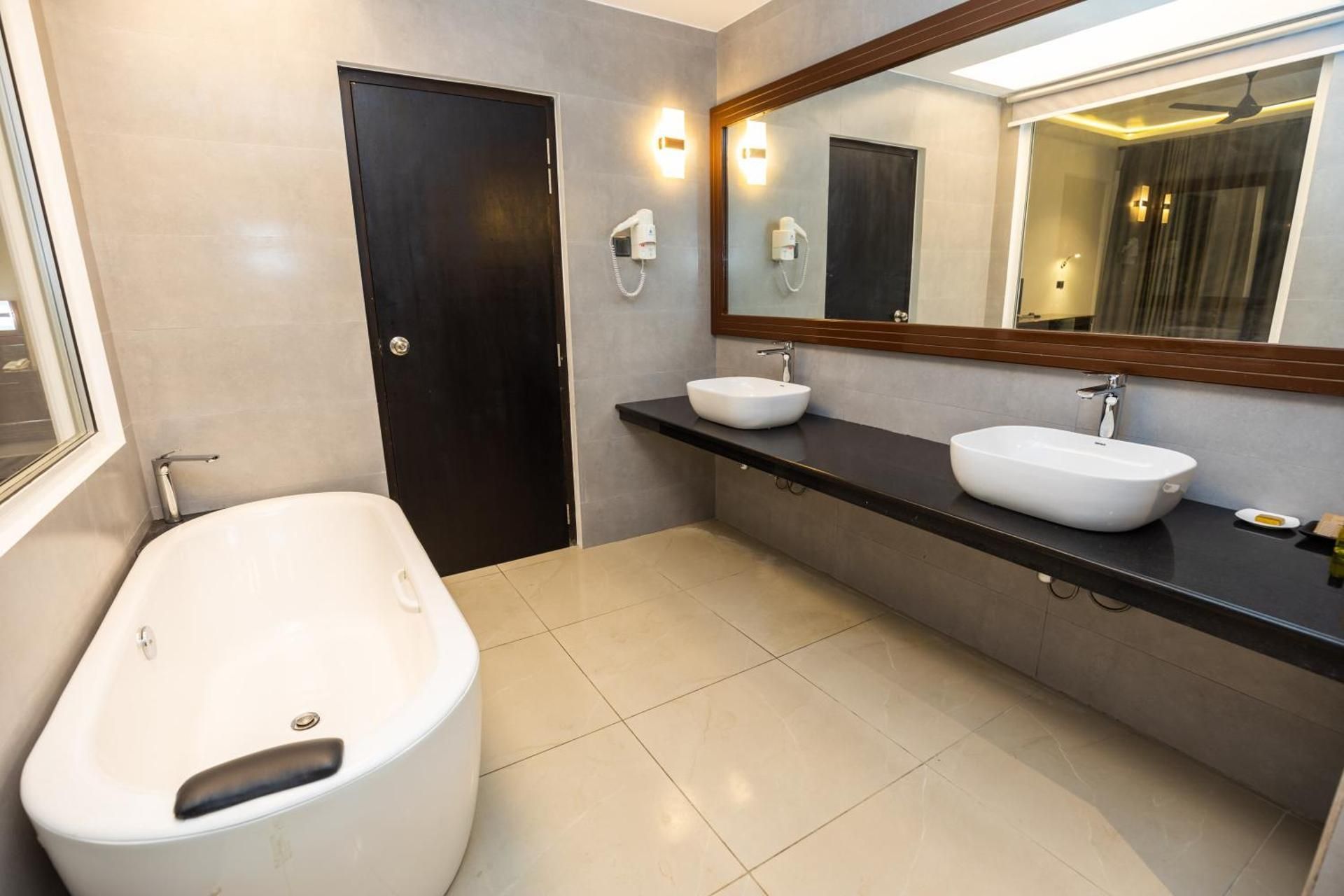 King Suite with Pool View